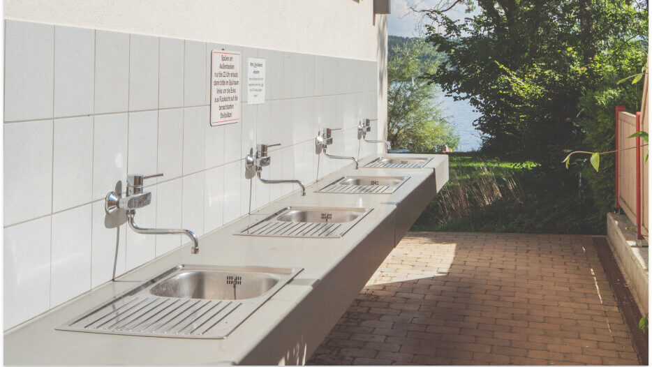 Mehrere metallene Wasch- und Spülbecken am See