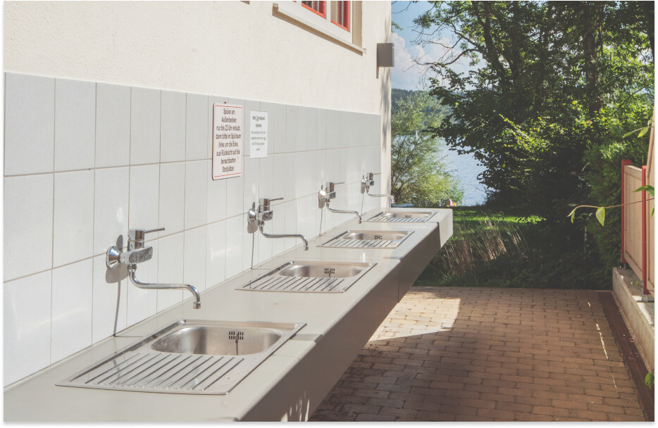 Mehrere metallene Wasch- und Spülbecken am See