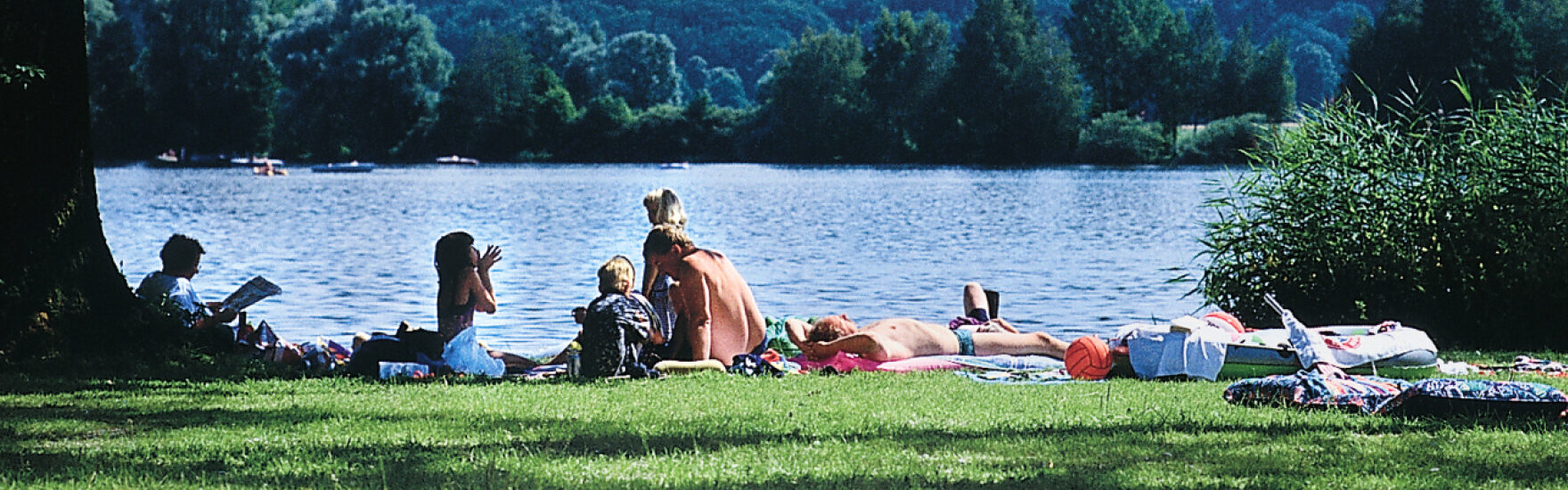 altes Foto von badenden Leuten am See