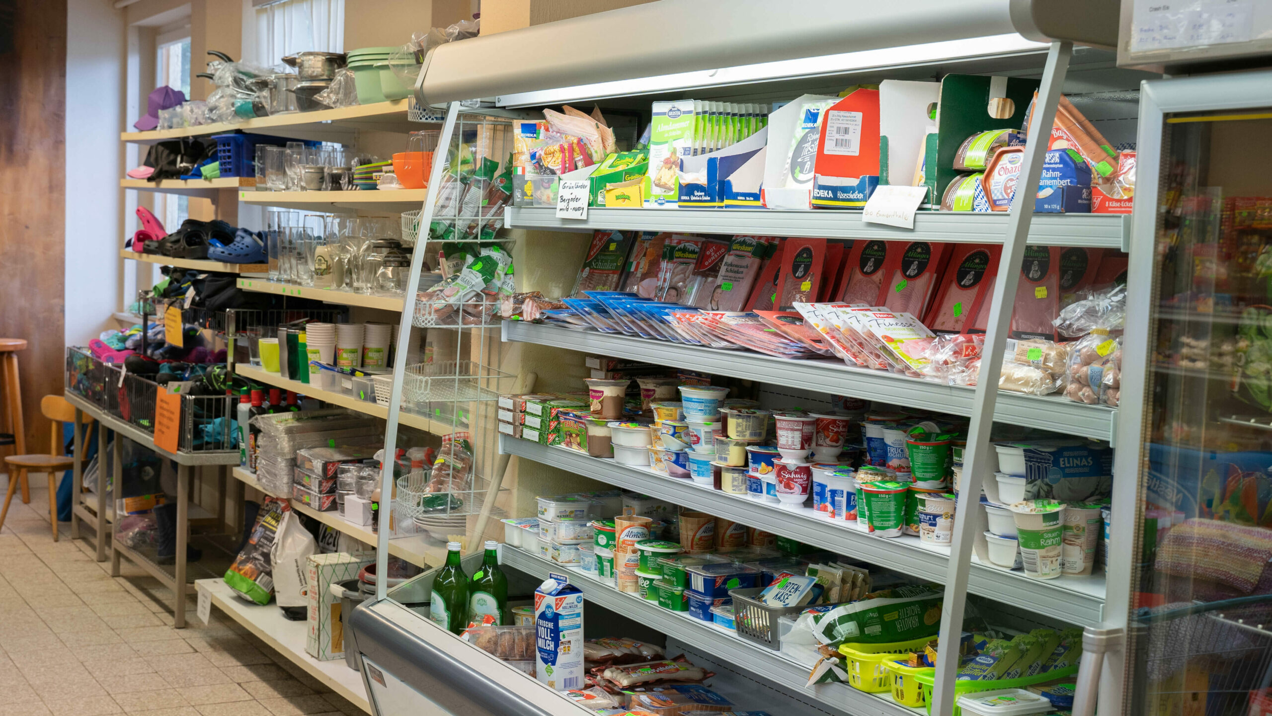 Ein Kühlregal gefüllt mit Wurst, Käse und anderen Milchprodukten