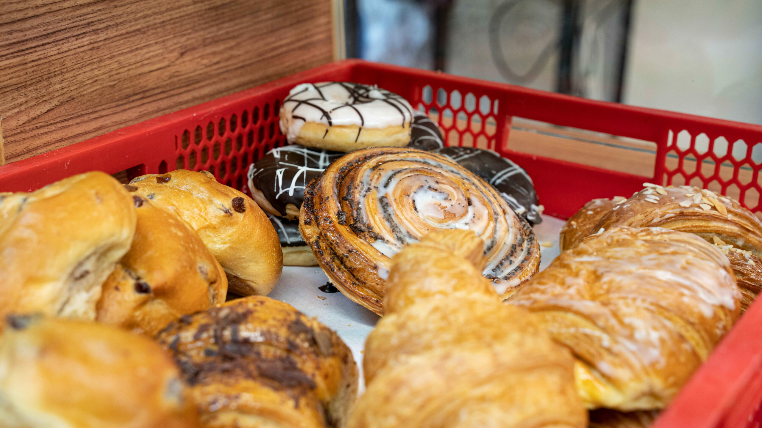 Leckeres, frisches Gebäck in einem Korb