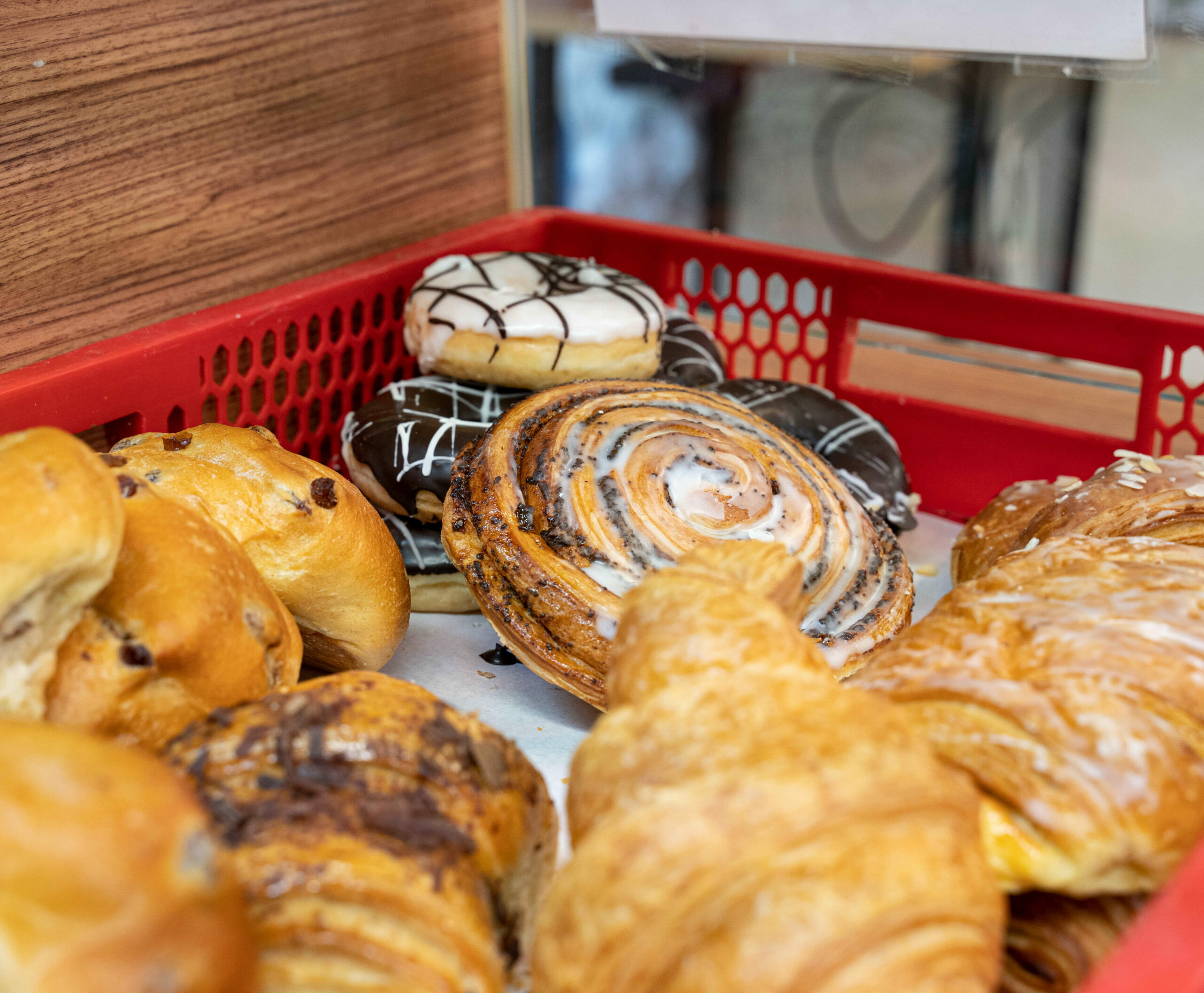 Leckeres, frisches Gebäck in einem Korb