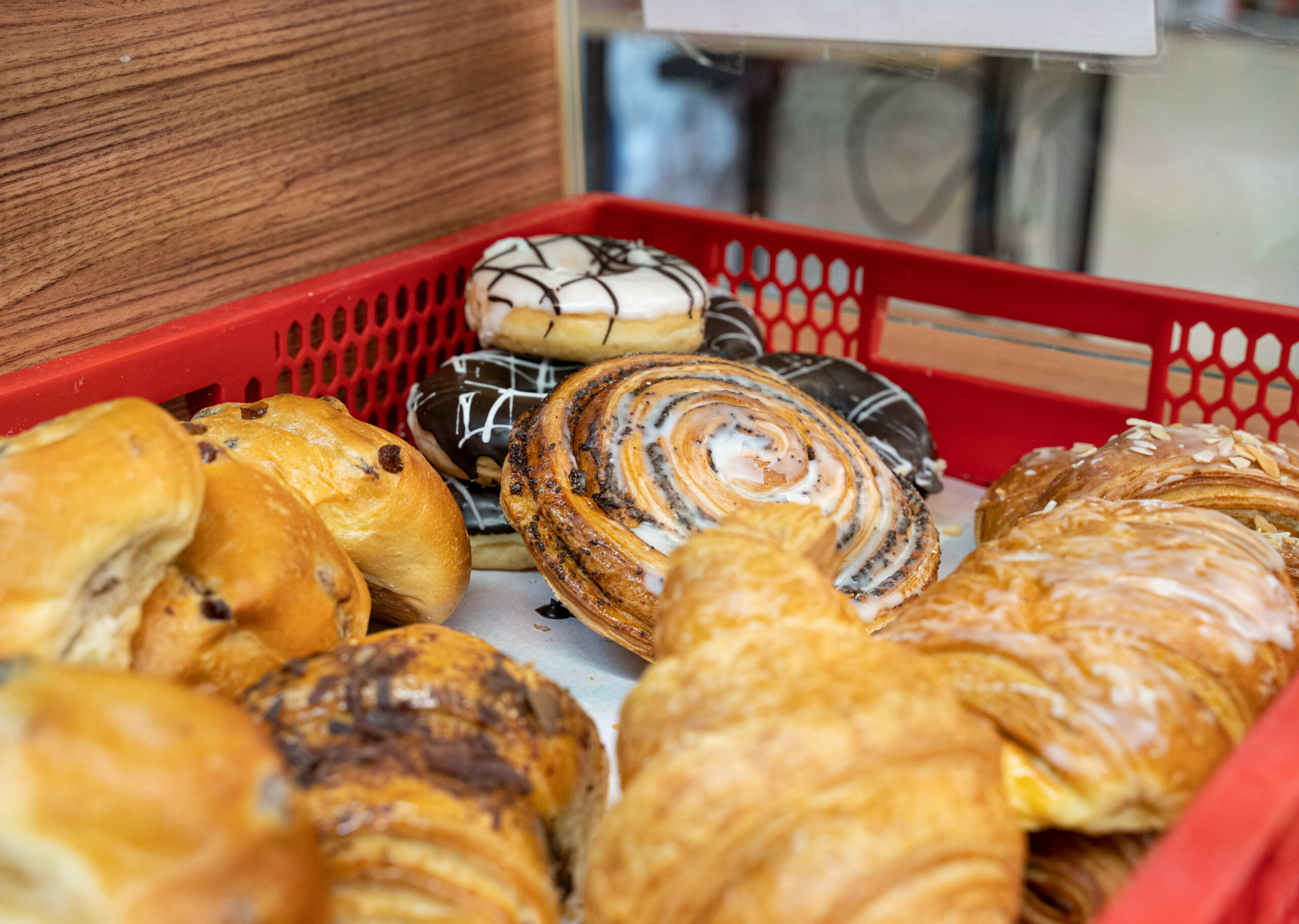 Leckeres, frisches Gebäck in einem Korb