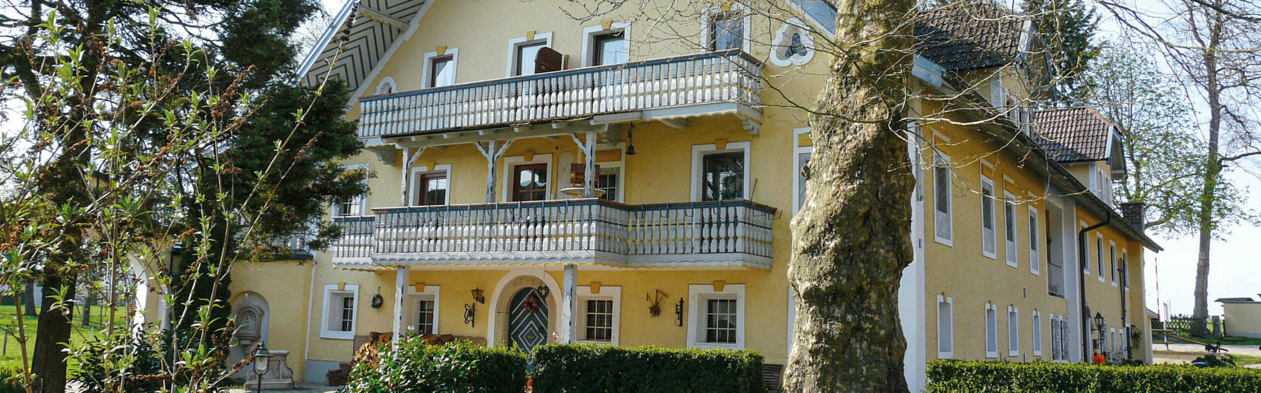 Der Gutshof auf GutHorn. Ein älteres Bauernhaus mit Mansardendach