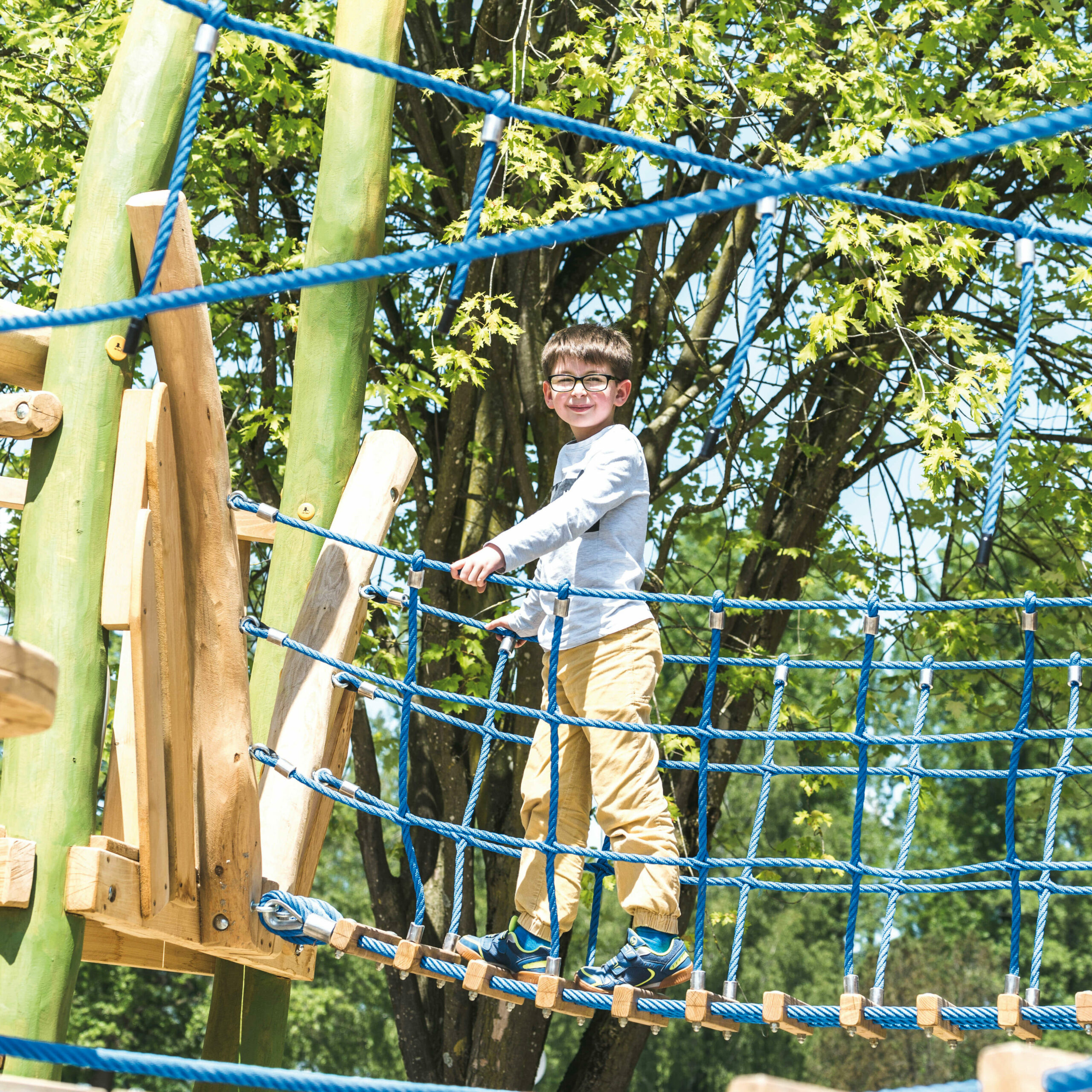 Ein kleiner Junge spielt auf einem Klettergerüst