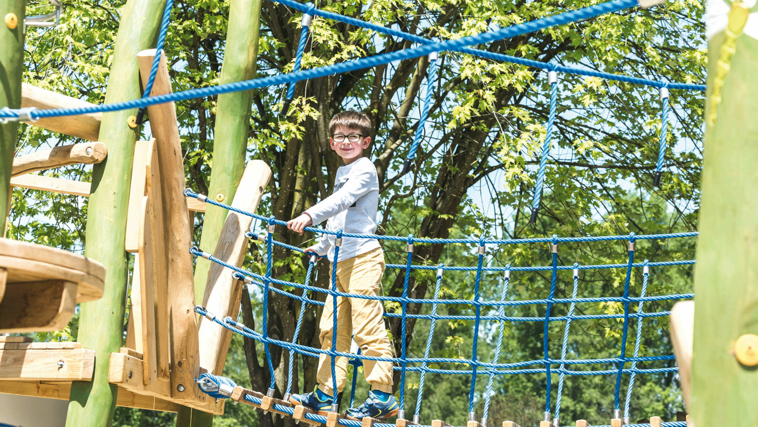 Ein kleiner Junge spielt auf einem Klettergerüst