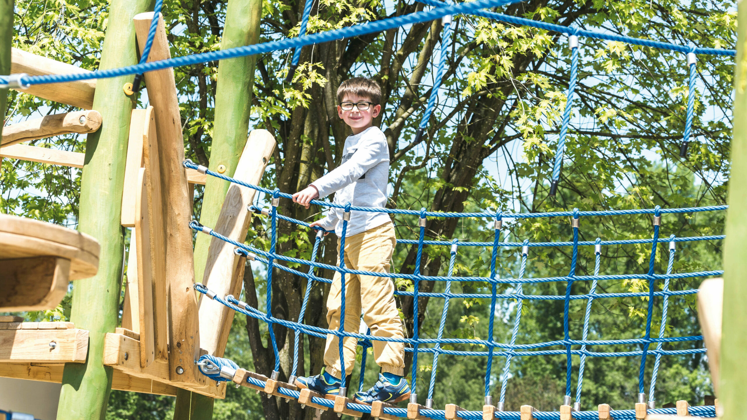 Ein kleiner Junge spielt auf einem Klettergerüst