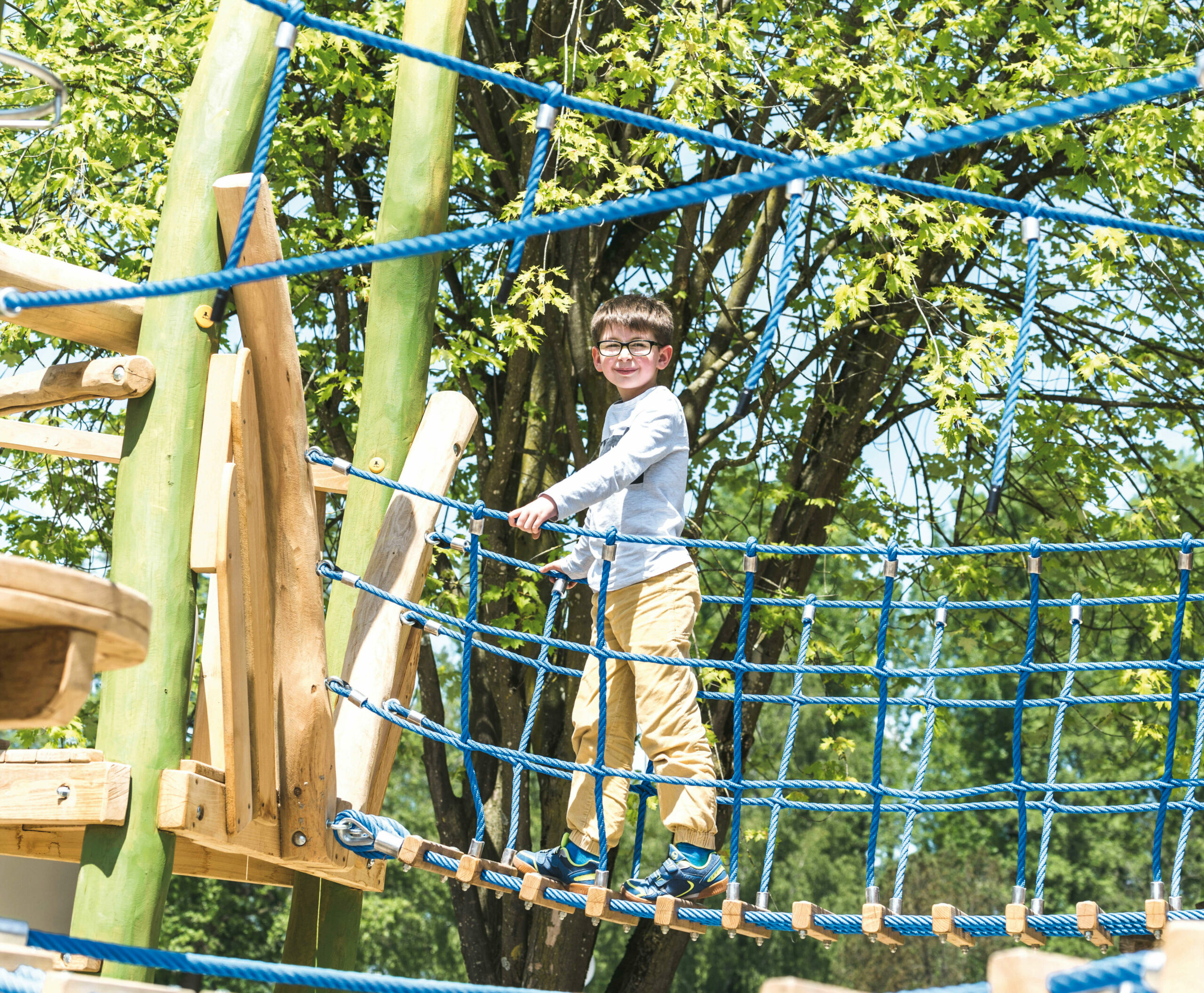 Ein kleiner Junge spielt auf einem Klettergerüst