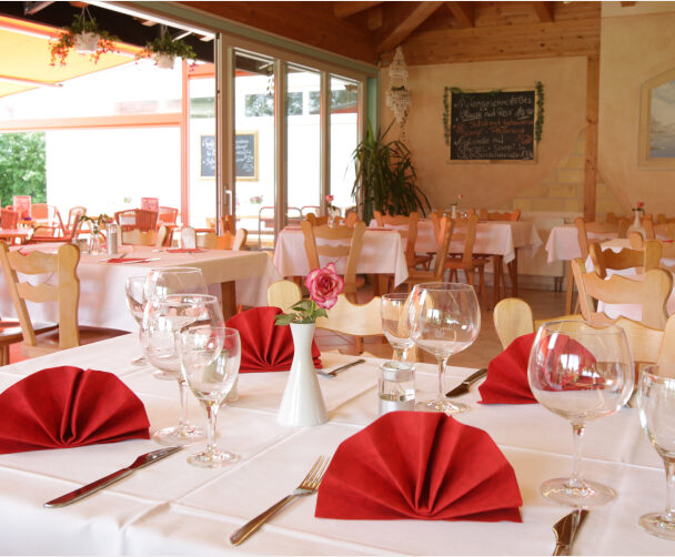 Ein frisch gedeckter Tisch im Restaurant zum kleinen Fährhaus.