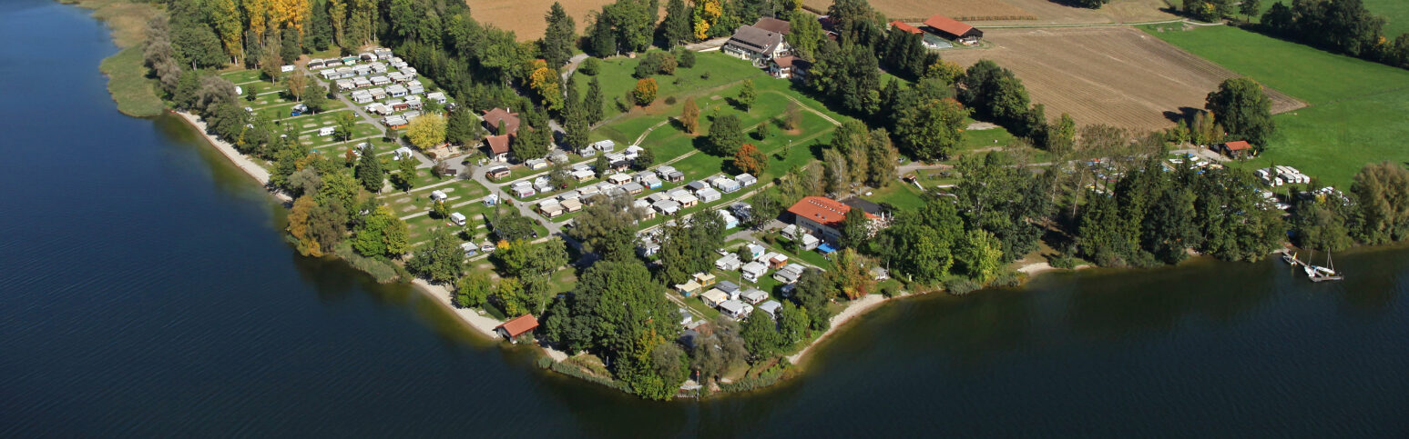 Weiträumige Ansicht des gesamten Campingbereichs von oben