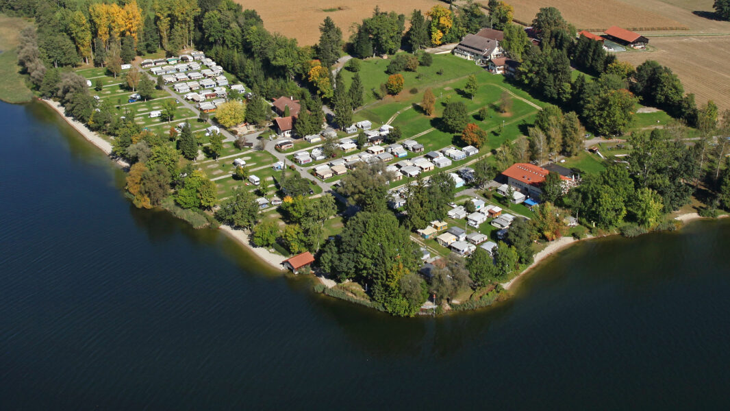 Weiträumige Ansicht des gesamten Campingbereichs von oben