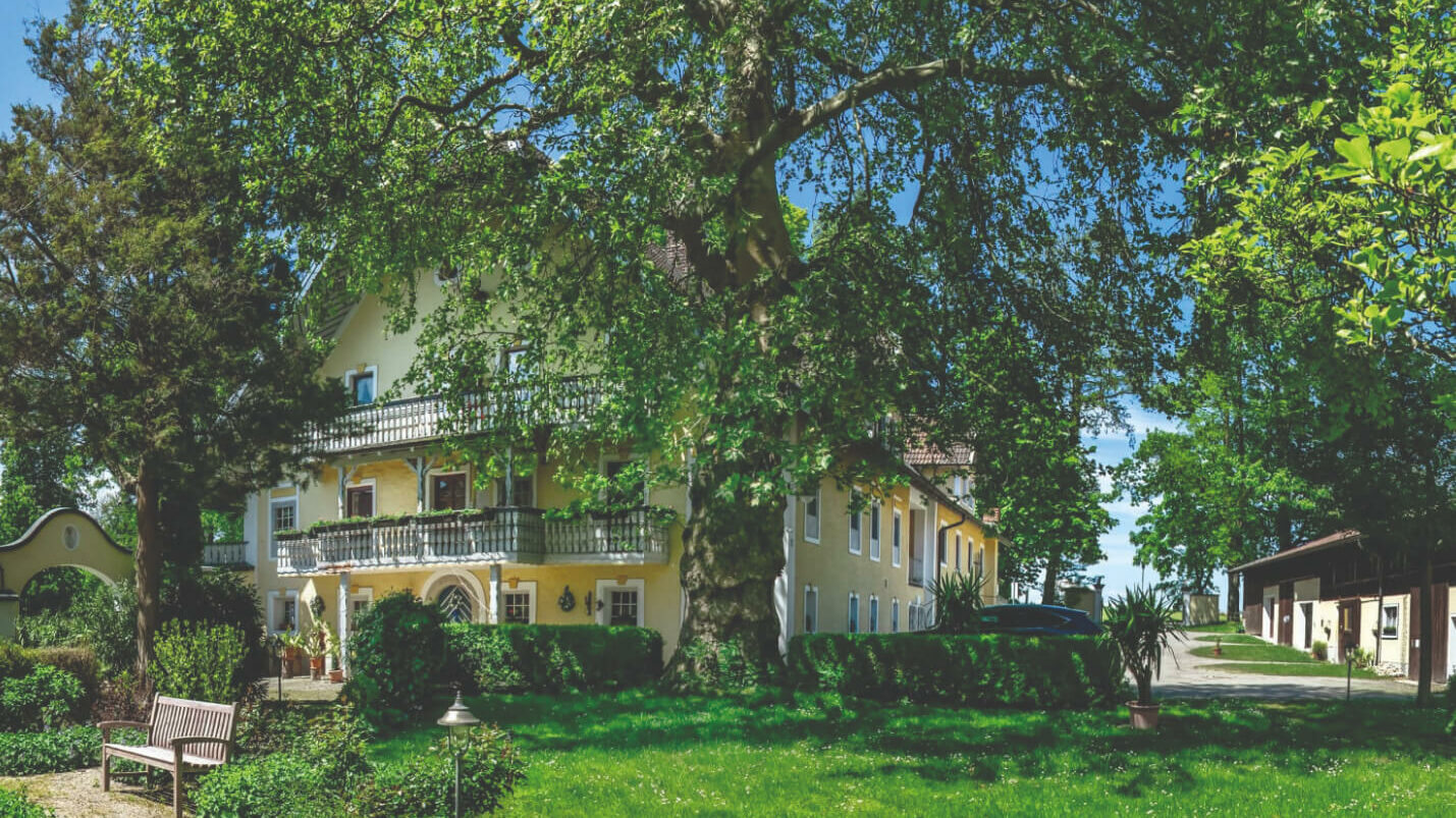 altes Foto des Gutshofs auf Gut Horn mit Seeblick